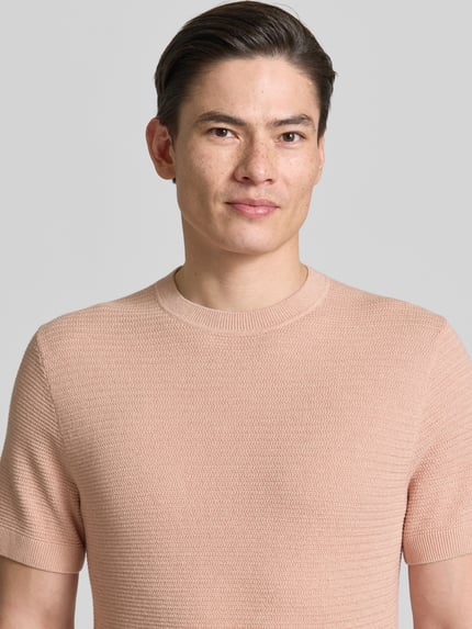 Mannenmodel draagt gebreid shirt met structuurpatroon van puur katoen, slim fit, model 'RILEY' van Jack & Jones Premium, ronde hals. Nahaufnahme Oberkörper.