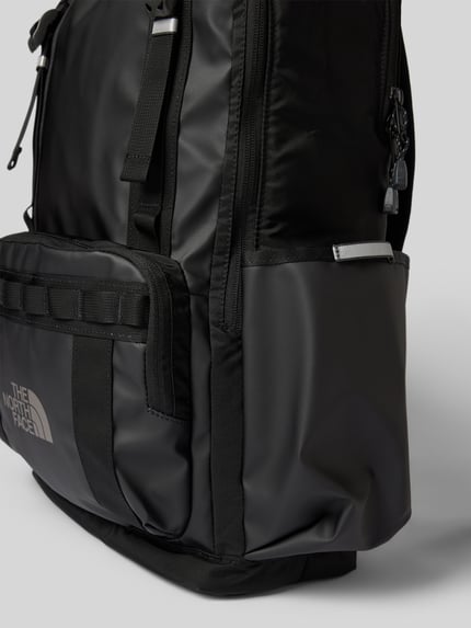 Produktfoto, zwarte rugzakfunctie ‘Rucksack met Logo-Print Model 'Base Camp'’ van The North Face met logoprint, Hoofdvak met ritssluiting, verstelbare schouderband, Breedte maat 1: 35 cm, Lengte maat 1: 47 cm, Diepte maat 1: 13 cm, bandlengte: 65 cm, gladde, matte textuur, rechte vormen