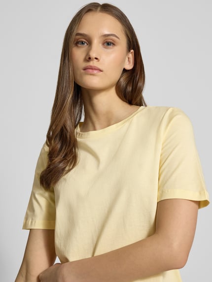 Vrouwenmodel draagt Regular Fit T-shirt uit puur katoen Model 'ONLY' van ONLY, look: effen, ronde hals, korte mouw, jersey, Nahaufnahme Oberkörper.