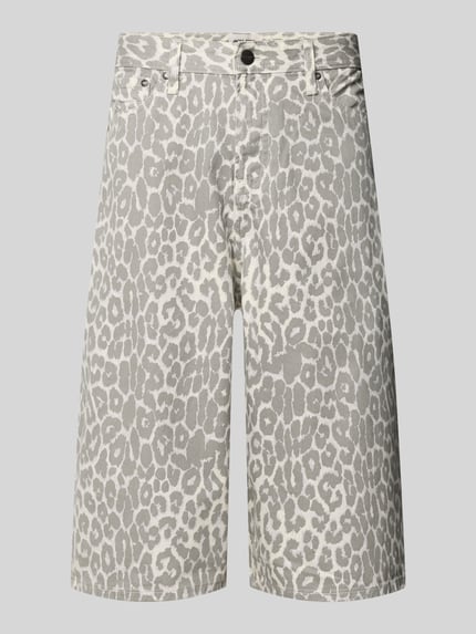 Produktfoto, Shorts im Allover-Look Modell 'OWEN' von Jack & Jones aus Reiner Baumwolle im Relaxed-Fit, graues Leopardenmuster, Eingrifftaschen, Bundweite 44 cm, Innenbeinlänge 37 cm.