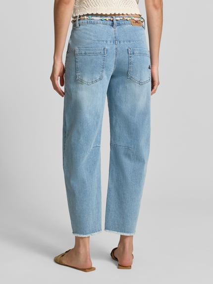 Modelka kobieca nosi Barrel Fit Jeans mit Bindegürtel od Buena Vista, mieszanka bawełny, z dodatkiem streczu, wpuszczane kieszenie, wiązany pasek, szerokość w rozmiarze S: 39 cm, długość wewnętrzna nogawki w rozmiarze S: 69 cm, jasnoniebieski denim, całkowity widok od tyłu.
