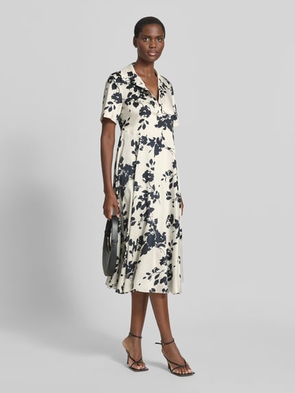 Vrouwenmodel draagt A-lijn maxi vrijetijdsjurk met allover bloemenprint van popeline, model 'BALTA' van MAX&Co., voorkant volledig lichaam