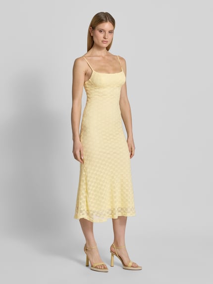 Vrouwenmodel draagt Slim Fit Midikleid met floralem allover-spitzenbesatz van Bardot in lichtgeel, elastische materiaalmix met katoen, mesh, spaghettibandjes, onderrok, ruglengte maat 36: 125 cm, geheel lichaamsaanzicht van voren.
