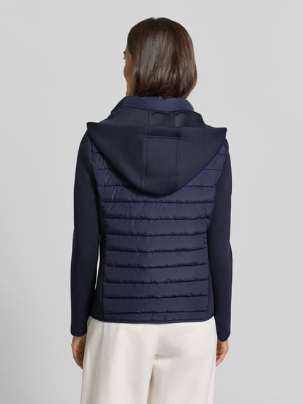 Frauenmodel trägt Steppjacke mit Kapuze und Reißverschlusstaschen von Christian Berg Woman Selection in Dunkelblau, Ganzkörperansicht Rückansicht; Regular Fit, matte Oberfläche, dezente Steppstruktur, Reißverschlusstaschen, Kontext: Rückenlänge 59 cm, Schulterbreite 41 cm, Brustweite 50 cm, Ärmellänge 65 cm.