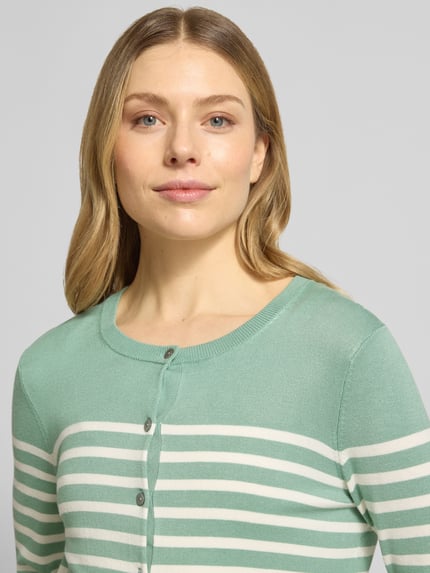 Frauenmodel trägt Strickjacke aus Viskose-Mix mit Streifenmuster von Christian Berg Woman, Regular-Fit, Rundhalsausschnitt, Knopfleiste, Nahaufnahme Oberkörper.