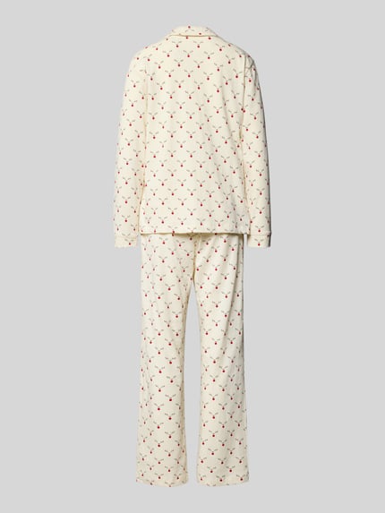 Frauenmodel trägt Pyjama aus reiner Baumwolle Modell 'X-Mas' von LASCANA, cremefarben mit rotem Muster, lockerer Schnitt, Ganzkörperansicht Rückansicht.