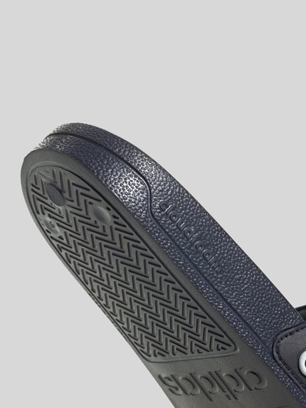 adidas Sportswear Klapki kąpielowe z 3 kieszenie w paski Granatowy 4