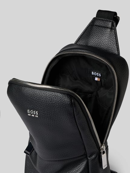 Produktfoto, schwarze Umhängetasche in Leder-Optik Modell 'Ray EVO_Monostrap' von BOSS, strukturierte Oberfläche, silberner Reißverschluss, Herren Umhängetasche von BOSS