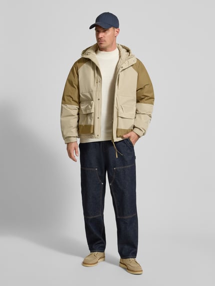Mannelijk model draagt Jacke met Kapuze Modell 'Lao' van WOODBIRD in katoenmix met regular fit, zakken en capuchon, geheel vooraanzicht.