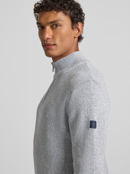 Männermodel trägt Regular Fit Troyer aus Baumwoll-Mix von Tom Tailor, Optik: Unifarben, Strickoptik, Nahaufnahme Oberkörper.