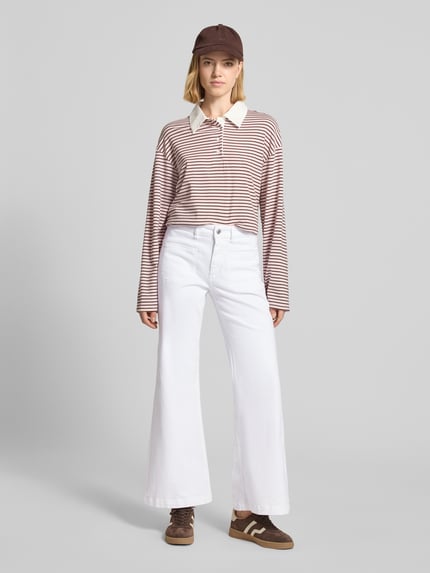 Kobiece modelka nosi Bootcut Jeans aus Baumwoll-Mix Modell 'CAYA' od Marc O'Polo, efekt: jednolity kolor, krój: rozkloszowany krój, wysoki stan, zapięcie na guzik z ukrytą listwą guzikową, nakładane kieszenie, materiał: mieszanka bawełny; całkowity widok z przodu