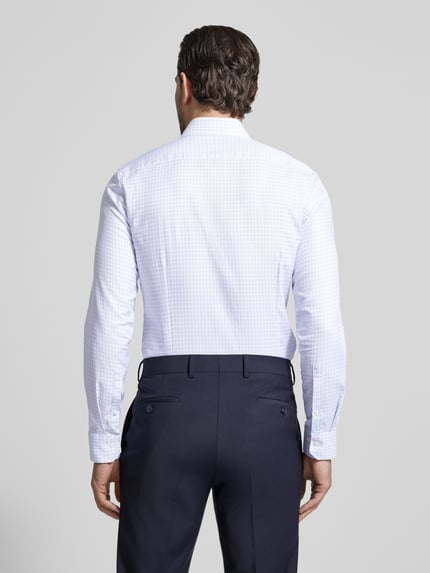 Männermodel trägt Super Slim Fit Business-Hemd mit Kentkragen von OLYMP No. Six, weiß-blau kariert, Ganzkörperansicht Rückansicht. Reine Baumwolle, schmale Passform, lange Ärmel, Knopfleiste, Rückenlänge ca. 80 cm, Schulterbreite ca. 44 cm, Ärmellänge ca. 67 cm.
