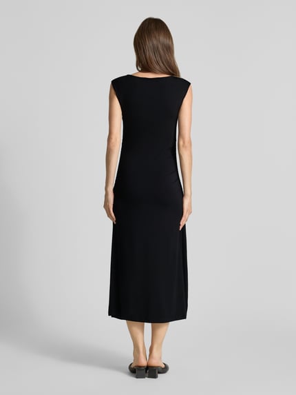 Vrouwenmodel draagt Tailliertes Freizeitkleid aus Viskose-Modal-Mix van Marc O'Polo, look: effen, getailleerd, midilengte, boothals, plooien, mouwloos, materiaalverwerking: stretch, mix van viscose en modal, Ganzkörperansicht Rückansicht.