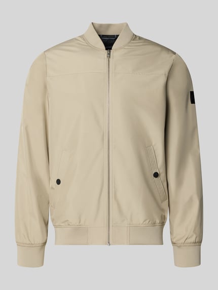 Produktfoto, beige Jacke mit Stehkragen Modell 'clay' von Matinique, Reißverschluss, Eingrifftaschen mit Druckknopfverschluss, glatte Oberfläche