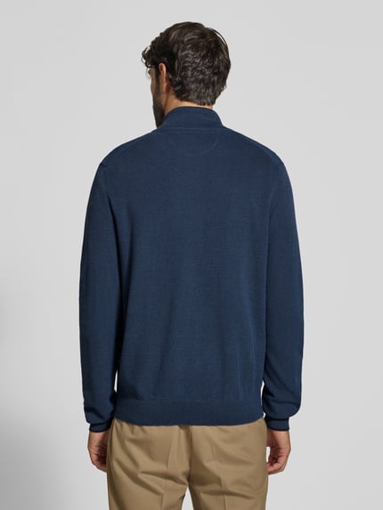 Männermodel trägt Strickjacke aus reiner Baumwolle mit Reißverschluss von LERROS, dunkelblau, krój regular fit, Two-Tone-Machart, Stehkragen, Rückenlänge w rozmiarze M 67 cm, Ärmellänge w rozmiarze M 50 cm, widoczna faktura dzianiny, Ganzkörperansicht Rückansicht