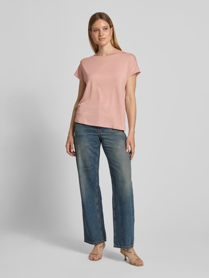 Frauenmodel trägt Relaxed Fit T-Shirt aus Viskose-Mix von Christian Berg Woman in Rosa mit Glitzer-Optik, Damen T-Shirt, Rundhalsausschnitt, Rückenlänge bei Größe S: 63 cm, Ganzkörperansicht von vorne.