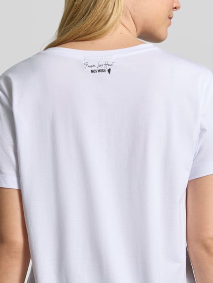 Frauenmodel trägt Regular Fit T-Shirt mit V-Ausschnitt Modell 'Dala' von MOS MOSH, glattes weißes Material, Label-Emblem, Detailaufnahme Rückenansicht, Kurzärmliges Design, Modal-Mix