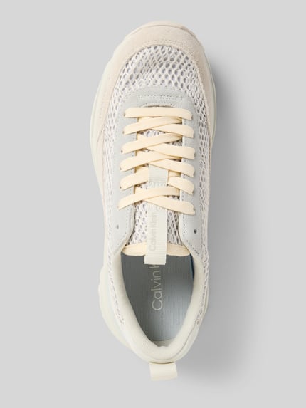 Productfoto, Sneaker met label-detail en geprofileerde zool van Calvin Klein Jeans, leder-textiel mix, afgeronde neus, crèmekleurig, detailopname, context: vetersluiting, zool 3 cm, schachthoogte 4 cm, schachtwijdte 6 cm.