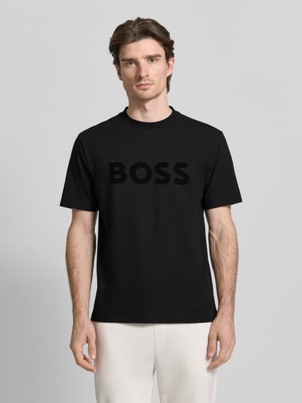 Mannenmodel draagt Regular Fit T-Shirt uit katoenmix Modell 'ICONIC' van BOSS Green, effen zwart, korte mouwen, ronde hals, labelreliëf, jersey stretch, vooraanzicht volledige lengte