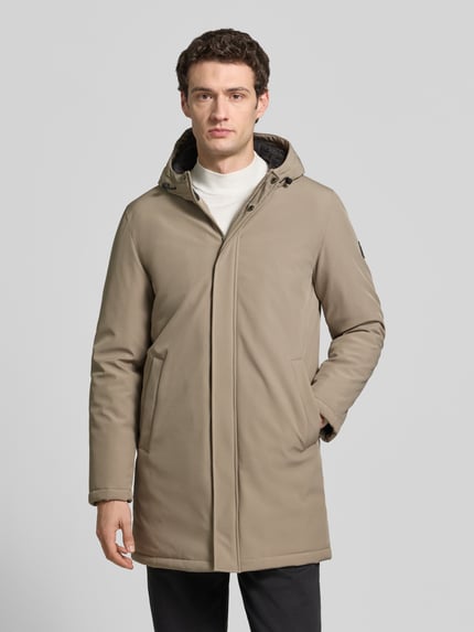 Männermodel trägt Jacke mit Eingrifftaschen Modell 'Madeston' von Matinique, beige, regular fit, Material-Mix, Kapuze, verdeckter Reißverschluss, label-detail, ganzkörperansicht von vorne