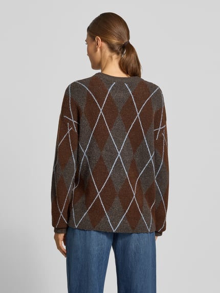 Vrouwenmodel draagt gebreide pullover in bruin met argyle-motief, Materiaalmix met stretch, relaxed fit, ronde hals, Model 'argyle' van VILA, all-over look, ruglengte maat S 62 cm, mouwlengte maat S 49 cm, volledige rugaanzicht
