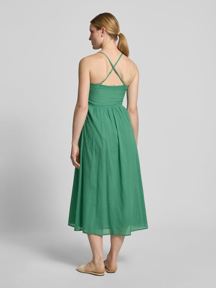 Frauenmodel trägt Midi-Kleid mit Spaghettiträger von JAKE*S STUDIO WOMAN in Grün, taillierter Schnitt, Midilänge, blickdichter Unterrock, Ganzkörperansicht Rückansicht.