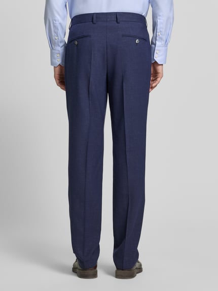 Männermodel trägt Regular Fit Anzughose mit Woll-Anteil Modell 'LENNON' von BOSS in Melange-Optik, Materialverarbeitung Twill, Ganzkörperansicht Rückansicht.