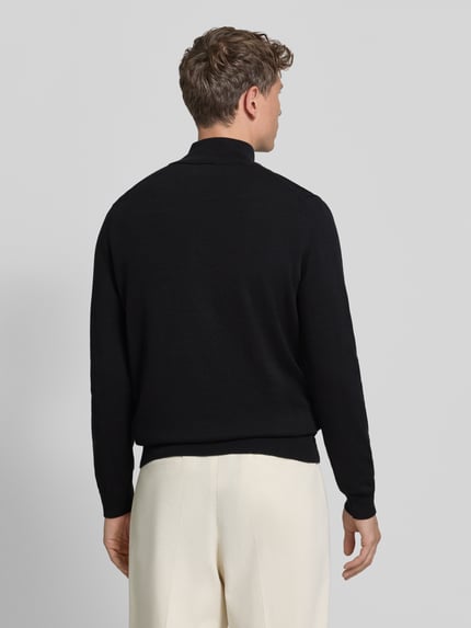 Männermodel trägt pullover met lange mouwen in effen kleuren, fijngebreid, schipperskraag, rompzoom geribd, Pullover mit Logo-Patch Troyer van LACOSTE, Ganzkörperansicht Rückansicht.