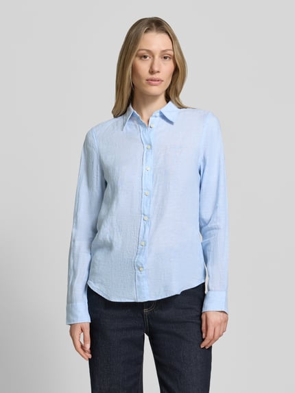 Frauenmodel trägt Regular Fit Leinenbluse mit Label-Stitching von Gant in Hellblau, Hemdblusenkragen, Knopfleiste, Reines Leinen, Ganzkörperansicht von vorne.