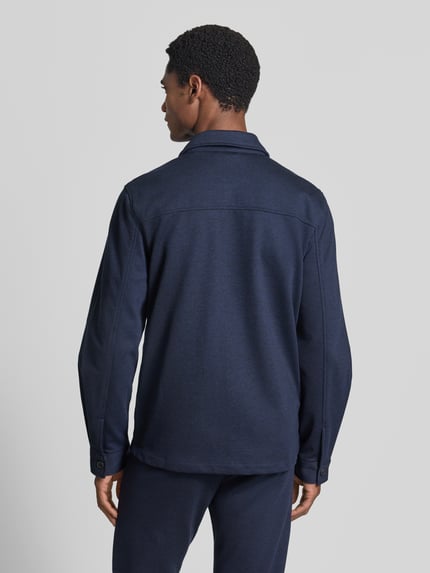 Männermodel trägt dunkelblaues Slim Fit Hemdjacke mit Viskose-Anteil von Lindbergh, strukturierte Optik, Ganzkörperansicht Rückansicht.