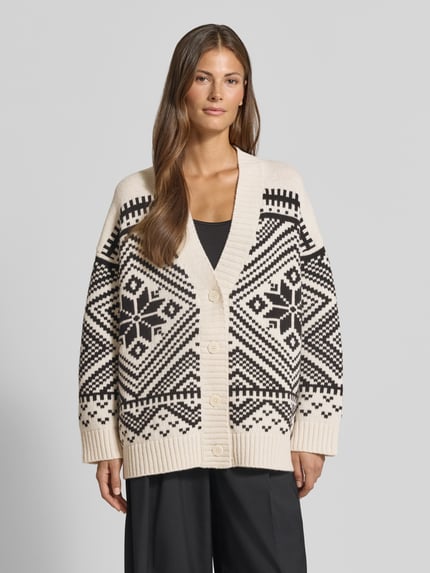 Frauenmodel trägt Oversized Strickjacke aus reiner Wolle Modell 'BELGIO' von Weekend Max Mara, cremefarben mit schwarzen Mustern, Damen Strickjacke von Weekend Max Mara, Ganzkörperansicht von vorne.