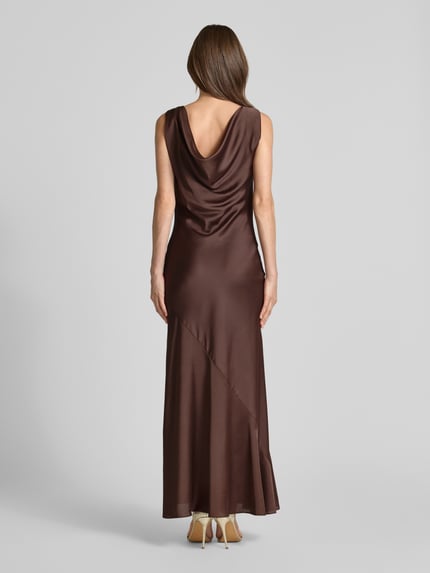 Frauenmodel trägt Maxikleid mit Wasserfall-Ausschnitt von Swing aus braunem Satin, Gerader-Schnitt, Asymmetrischer-Look, Rückenlänge 145 cm, Brustweite 45 cm, Ärmellänge 5 cm, Ganzkörperansicht Rückansicht.