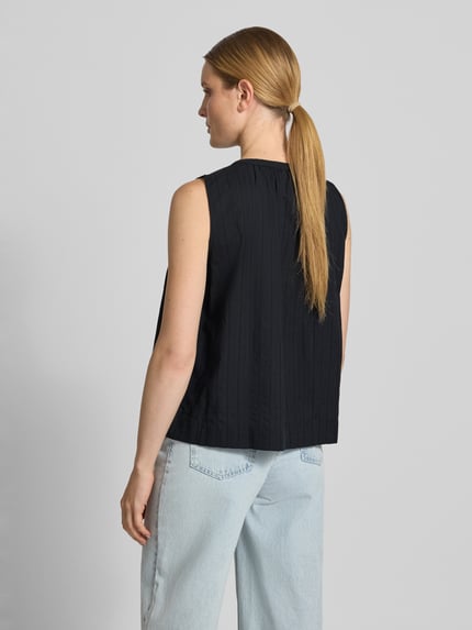 Frauenmodel trägt Relaxed Fit Bluse aus reiner Baumwolle von Marc O'Polo, Optik: Unifarben, Passform: Relaxed-Fit, Rundhals-Ausschnitt, Verschluss: Knopfleiste, Ärmelform: Ohne Ärmel, Materialverarbeitung: feine Lochstickerei, Farbe: Schwarz, glatte Textur, Ganzkörperansicht Rückansicht.