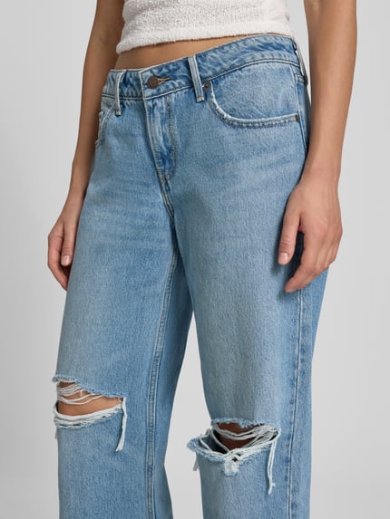 Frauenmodel trägt Loose Fit Jeans aus reiner Baumwolle Modell '300®' von Levi's® 300, hellblauer Denim mit Used-Details, Nahaufnahme Oberkörper.