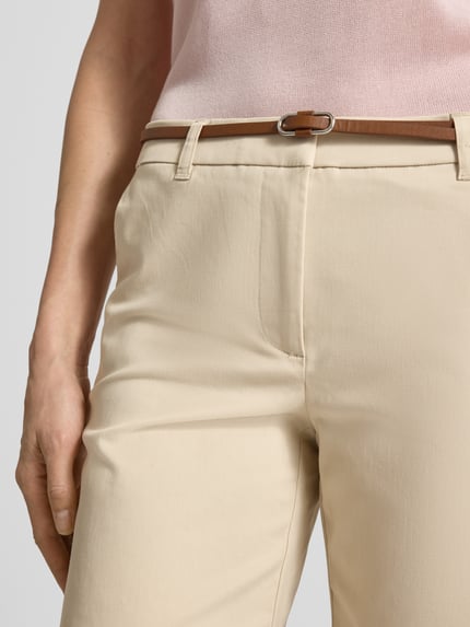 Vrouwenmodel draagt Straight Fit Bermuda met achterzakken model 'Days' van B.Young, elastische katoenmix, afneembare riem, close-up taille vooraan.