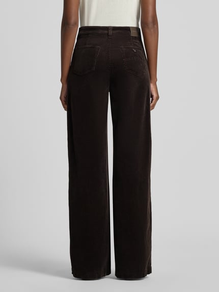 Frauenmodel trägt Loose Fit Cordhose aus Baumwoll-Mix von Emporio Armani in Dunkelbraun, Cordoptik, 5-Pocket-Design, Ganzkörperansicht Rückansicht.