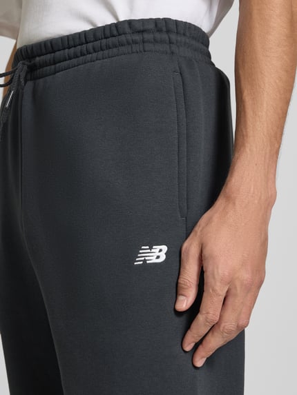 New Balance Spodnie dresowe o kroju regular fit z mieszanki bawełny z wyhaftowanym logo Czarny 3