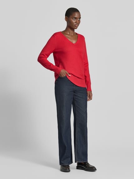 Frauenmodel trägt Regular Fit Sweatshirt aus Viskose-Anteil von Christian Berg Woman in Rot, V-Ausschnitt, gerippte Abschlüsse, Ganzkörperansicht von vorne.
