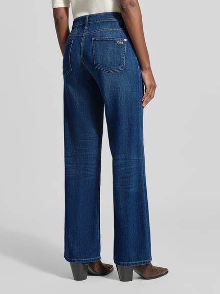 Frauenmodel trägt Wide Leg Jeans aus Baumwoll-Mix Modell 'AIMEE' von CAMBIO in Dunkelblau mit leichter Waschung, Damen Wide & Loose Fit Jeans, Ganzkörperansicht Rückansicht.