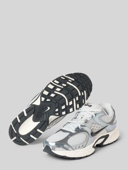 Productfoto, Sneaker met logo-detail model 'V5 RNR' van Nike in grijs, wit en zwart, heren sneaker van Nike, mesh en leer textuur