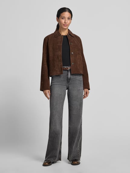 Frauenmodel trägt High Waist Jeans Wide Fit mit Fransensaum von S.OLIVER CASUAL, medium washed Denim, 5-Pocket, Ganzkörperansicht von vorne