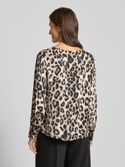 Vrouwenmodel draagt Blusenshirt in Leo-Optik met Schlüsselloch-Ausschnitt van monari, regular fit, viscose, achteraanzicht, lange mouwen.