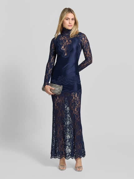 Frauenmodel trägt ein unifarbenes, dunkelblaues Maxikleid im Etui-Schnitt aus Mesh und Spitze, hoher Ausschnitt, Spitzenbesatz, Gehsaum, 'Abendkleid mit semitransparentem Spitzenbesatz' von Rabanne, Ganzkörperansicht von vorne.