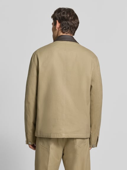 Männermodel trägt Regular Fit Jacke aus reiner Baumwolle von Antony Morato in Beige mit kontrastivem Umlegekragen, Ganzkörperansicht Rückansicht. Rückenlänge 72 cm, Schulterbreite 61 cm, Brustweite 48 cm, Ärmellänge 68 cm.