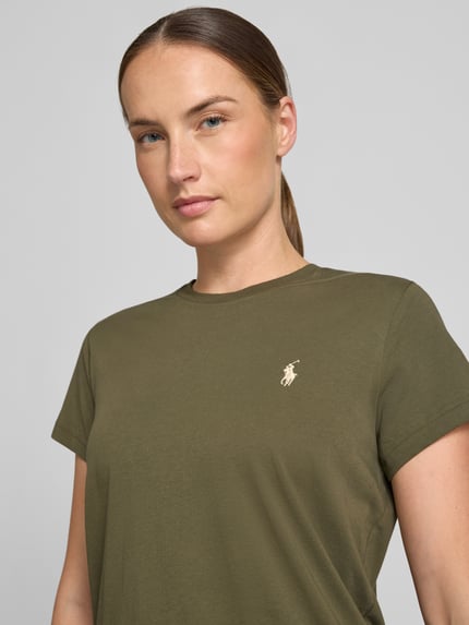 Vrouwenmodel draagt Regular Fit T-shirt uit puur katoen van Polo Ralph Lauren in olijfgroen, effen textuur. Nahaufnahme bovenlichaam.