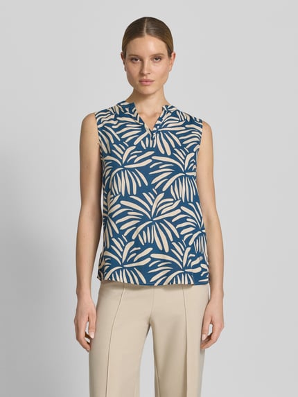 Vrouwenmodel draagt Regular Fit Blusentop uit viscose model 'Iv44anka' van ZABAIONE met all-over look en V-hals, ruglengte maat S 64 cm, blauw-wit patroon, geheel vooraanzicht.