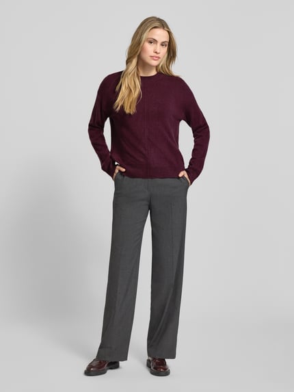 Frauenmodel trägt Relaxed Fit Strickpullover aus reinem Kaschmir Modell 'FASCONA' von BOSS, unifarben, mit Brustnaht, Ganzkörperansicht von vorne.