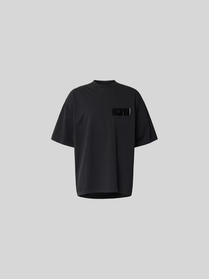 Produktfoto, czarny męski t-shirt z krótkim rękawem z bawełny, okrągły dekolt, detal z logo, krój relaxed fit, długość tyłu 77 cm, T-Shirt aus reiner Baumwolle od VETEMENTS
