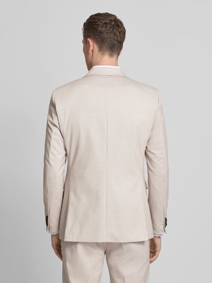 Männermodel trägt Slim Fit 2-Knopf-Sakko Modell 'Paul' von CG - Club of Gents im hellbeigen Farbton, Material-Mix mit Viskose-Anteil, Reverskragen, Pattentaschen, Rückenlänge 76 cm, Schulterbreite 46 cm, Ärmellänge 65 cm, Ganzkörperansicht Rückansicht.
