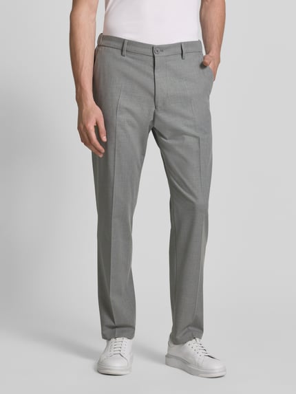 Männermodel trägt graue Anzughose mit Bügelfalten von Drykorn, Regular-Fit, Material-Mix mit Woll-Anteil, Modell 'AJEND', Ganzkörperansicht von vorne.
